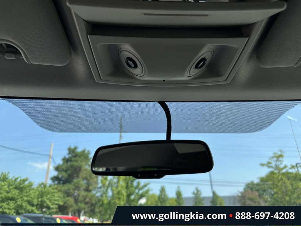 Used 2012 Chrysler Town & Country Touring FWD image 28