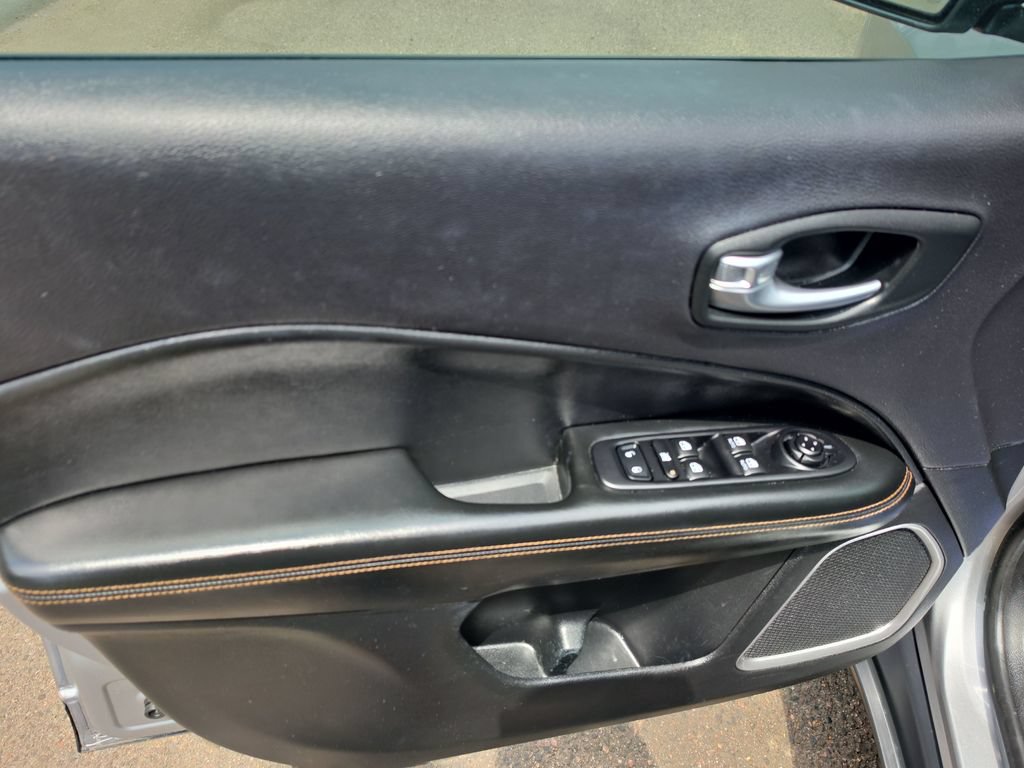 Used 2018 Jeep Compass Limited w/ Navigation Group AWD/4WD image 11