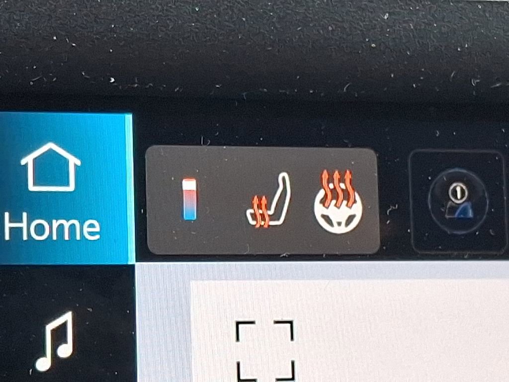 Used 2023 Chrysler Voyager LX image 24