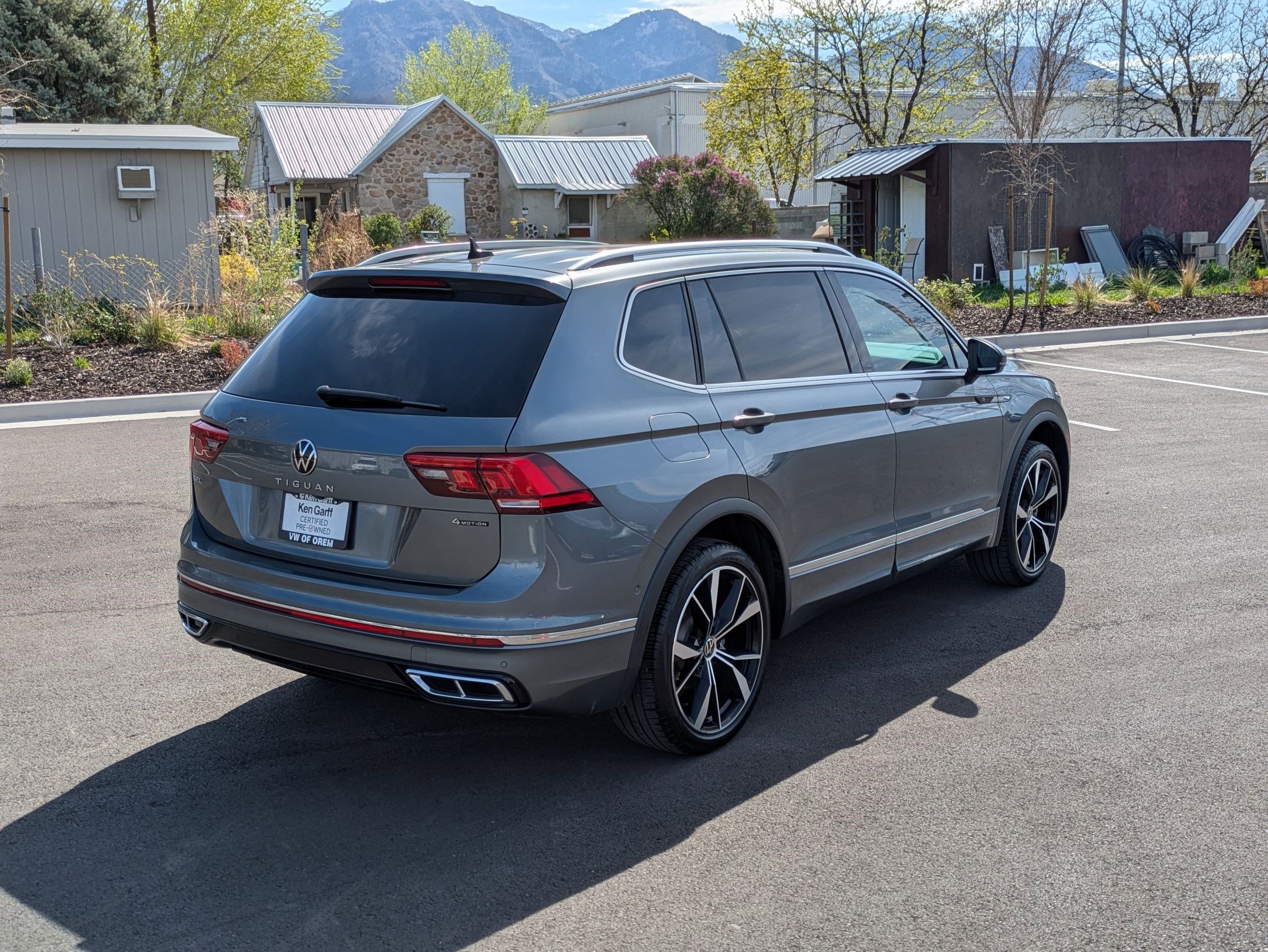 Used 2022 Volkswagen Tiguan SEL R-Line image 3