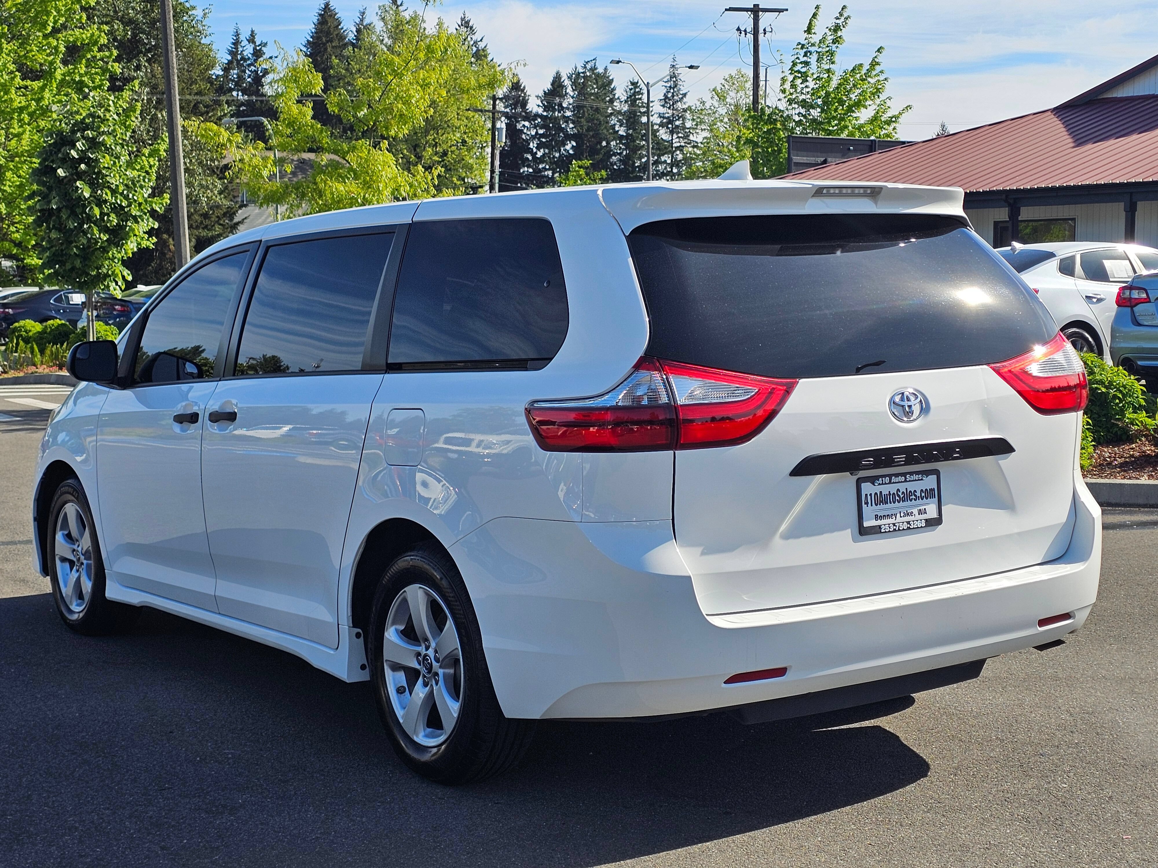 Used 2019 Toyota Sienna L w/ Carpet Mat Package FWD image 8