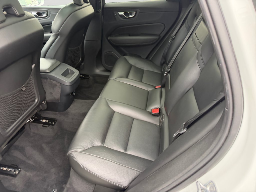 Used 2019 Volvo XC60 T5 Momentum w/ Premium Package AWD/4WD image 12