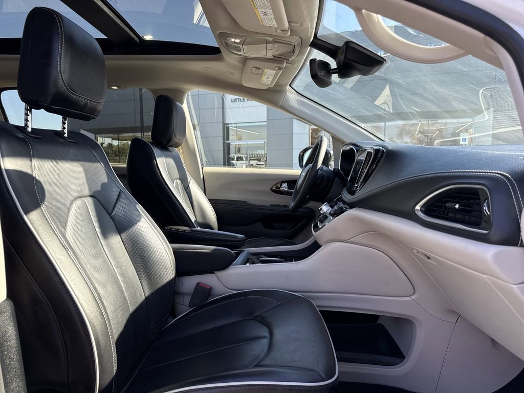 Used 2024 Chrysler Pacifica Limited image 23