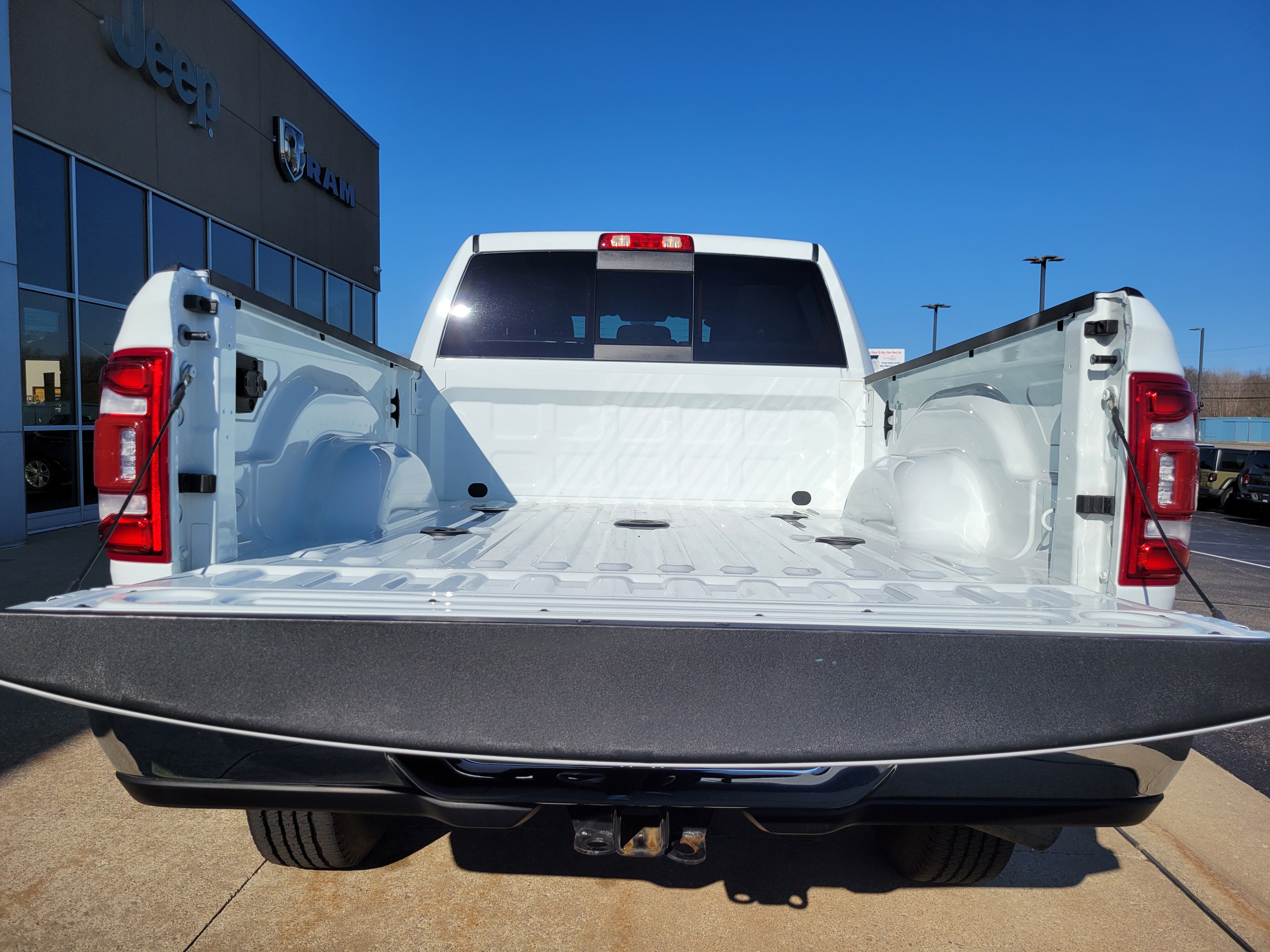 Used 2024 RAM 2500 Tradesman w/ Chrome Appearance Group image 19