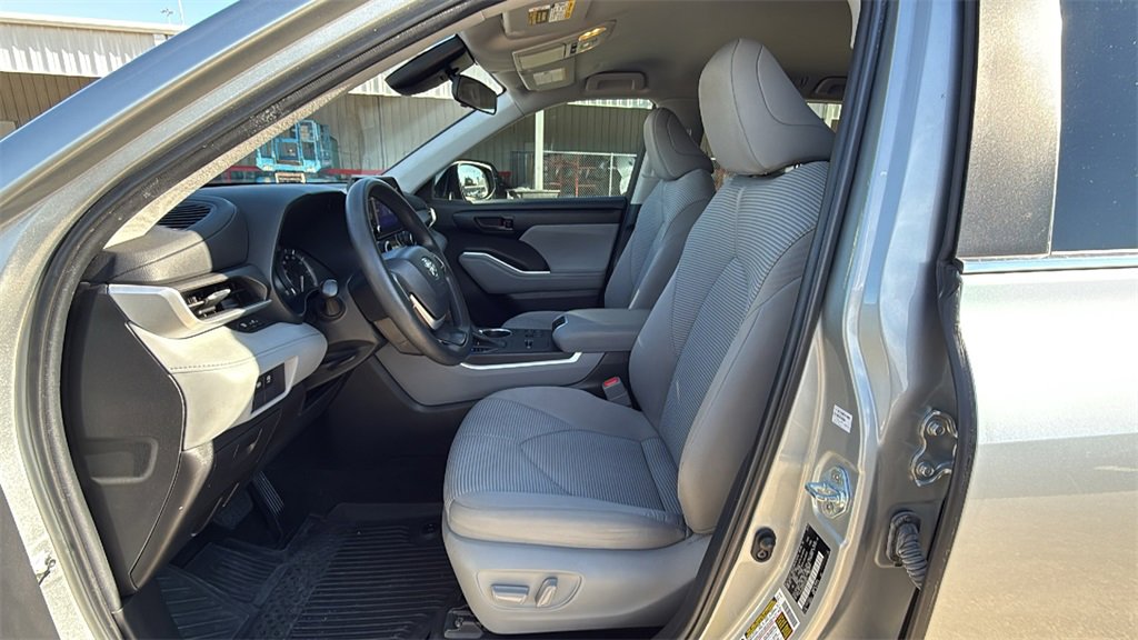 Used 2023 Toyota Highlander L image 11