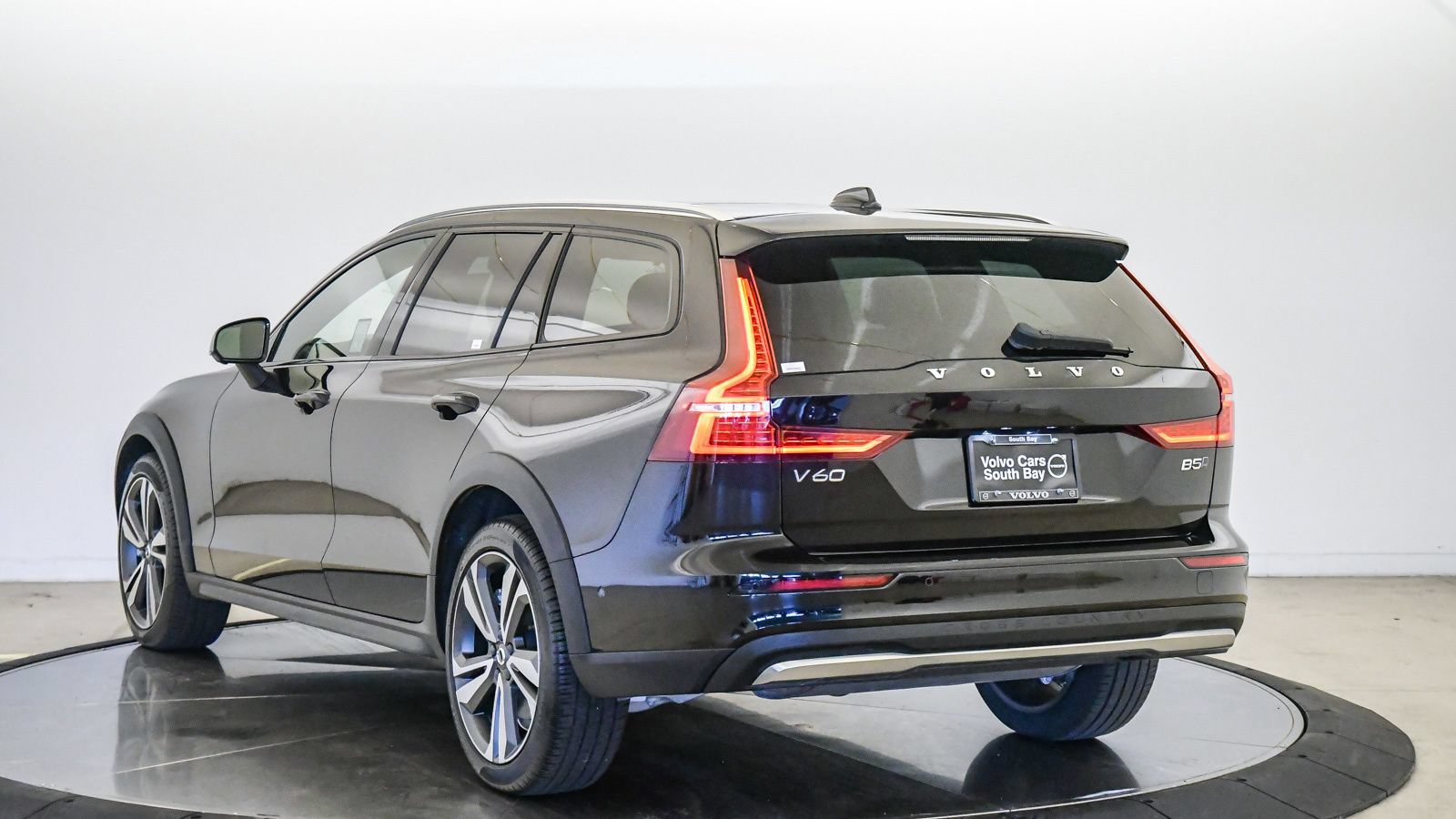 Certified 2024 Volvo V60 B5 Cross Country Plus AWD/4WD image 2