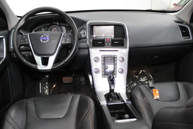 Used 2017 Volvo XC60 T6 Dynamic w/ Preferred Option Package AWD/4WD image 2