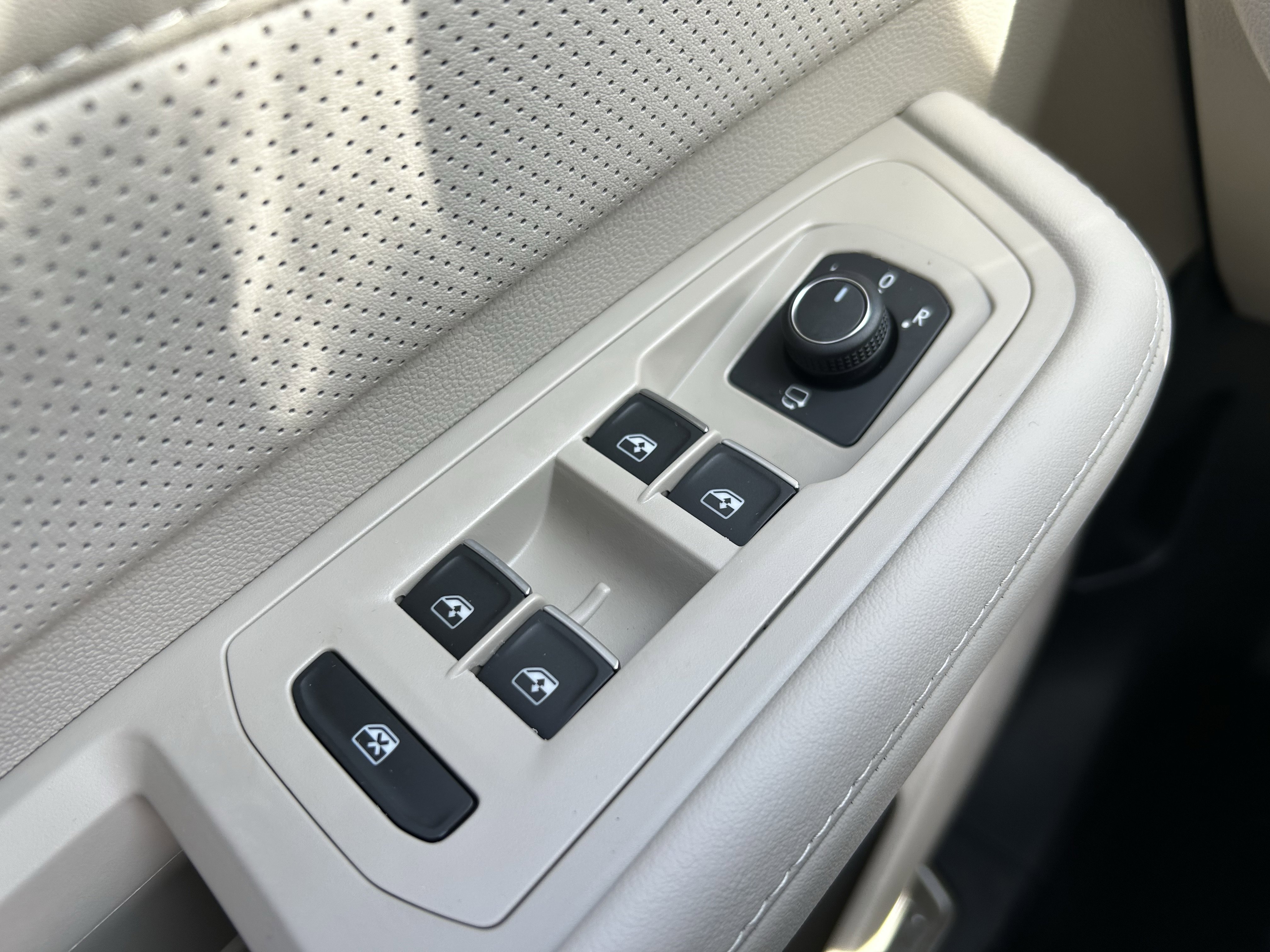 Certified 2025 Volkswagen Atlas SEL Premium R-Line image 21