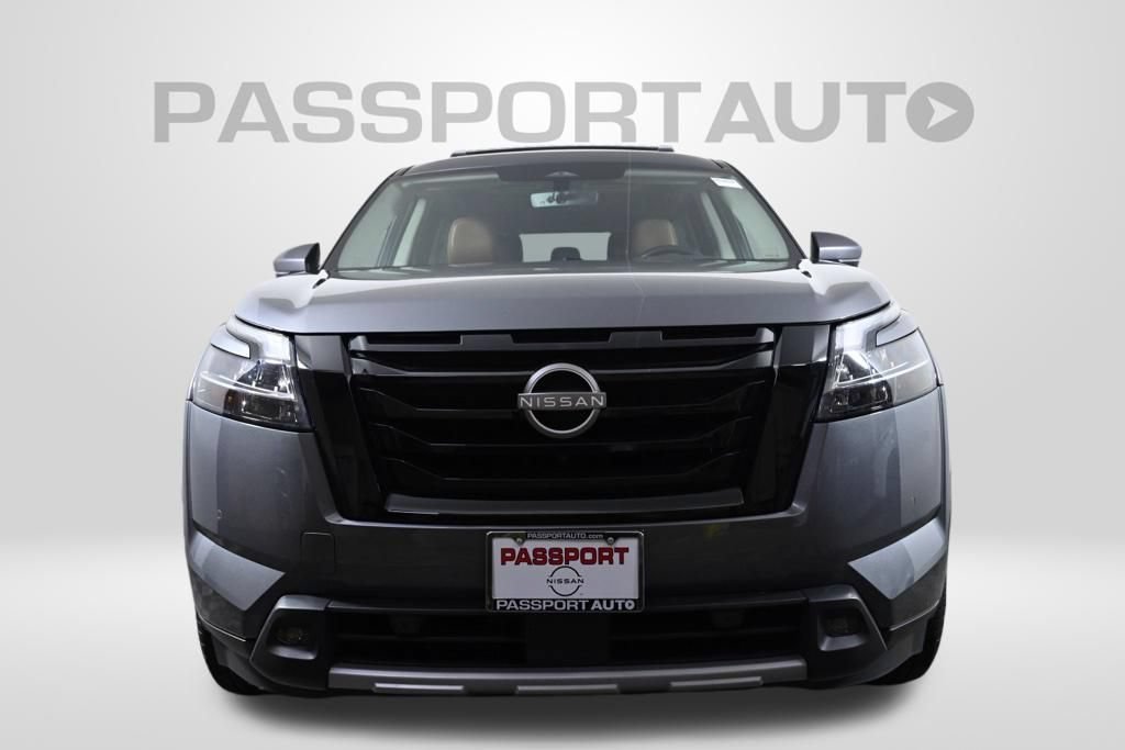 Certified 2024 Nissan Pathfinder Platinum w/ Black Appearance Package AWD/4WD image 5