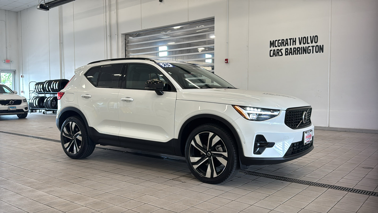 Used 2025 Volvo XC40 B5 Ultra AWD/4WD image 3