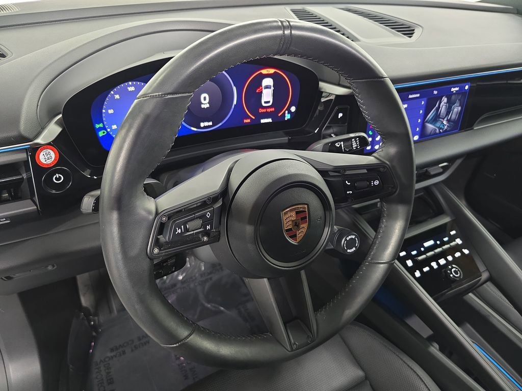 Certified 2025 Porsche Macan Electric image 4