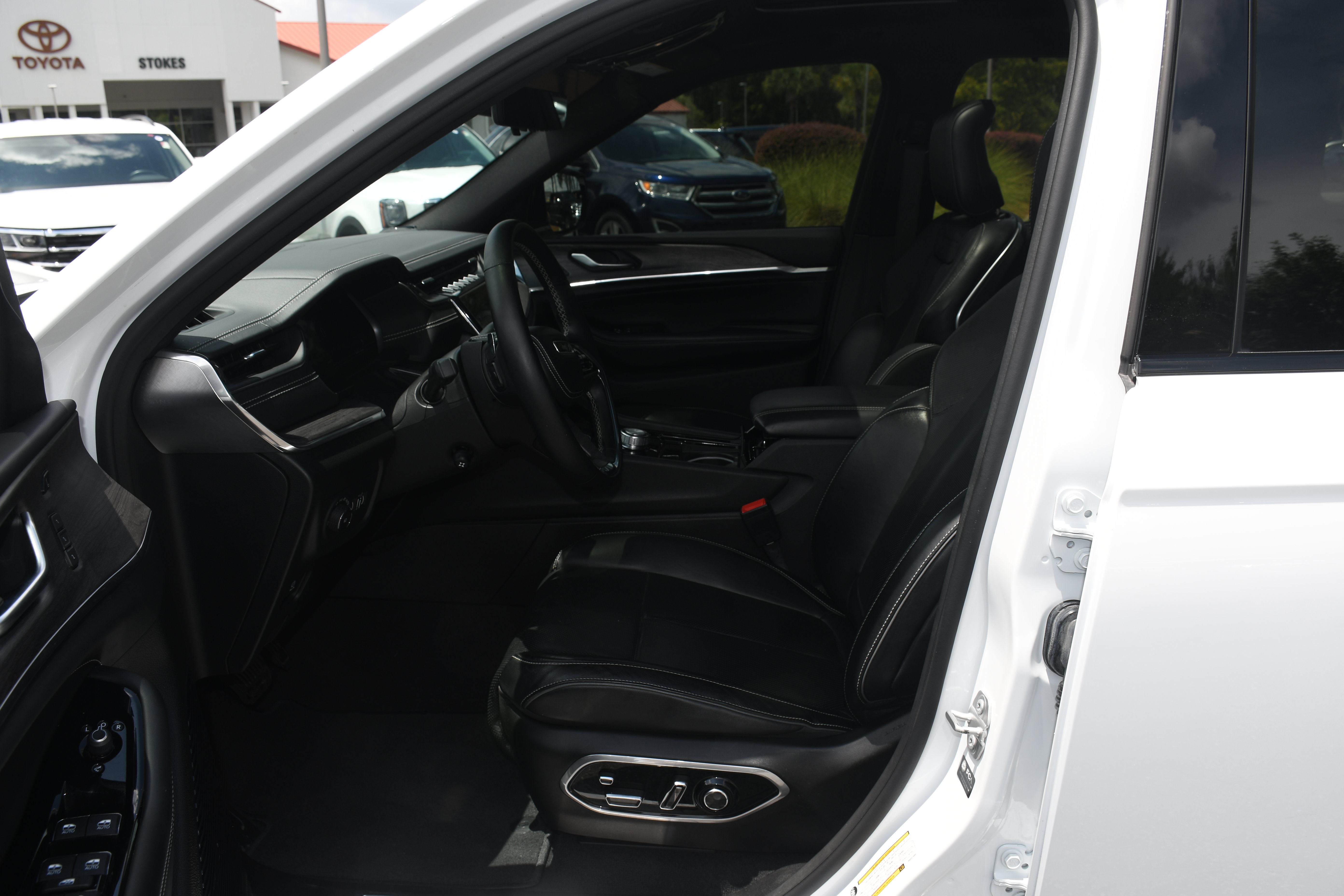 Used 2022 Jeep Grand Cherokee Overland w/ Luxury Tech Group IV RWD image 7