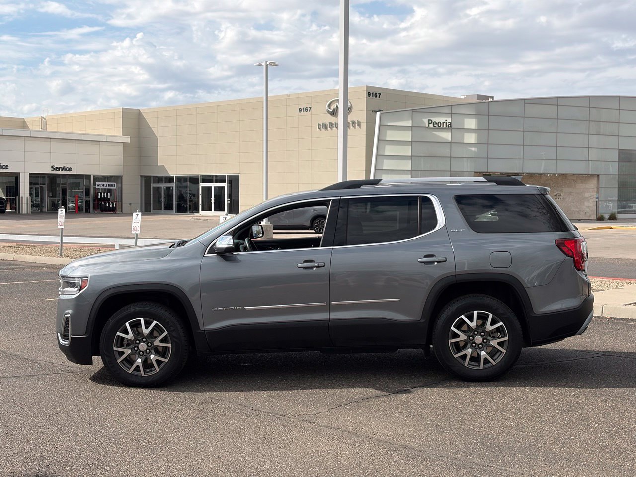 Used 2021 GMC Acadia SLE w/ Driver Convenience Package FWD image 3