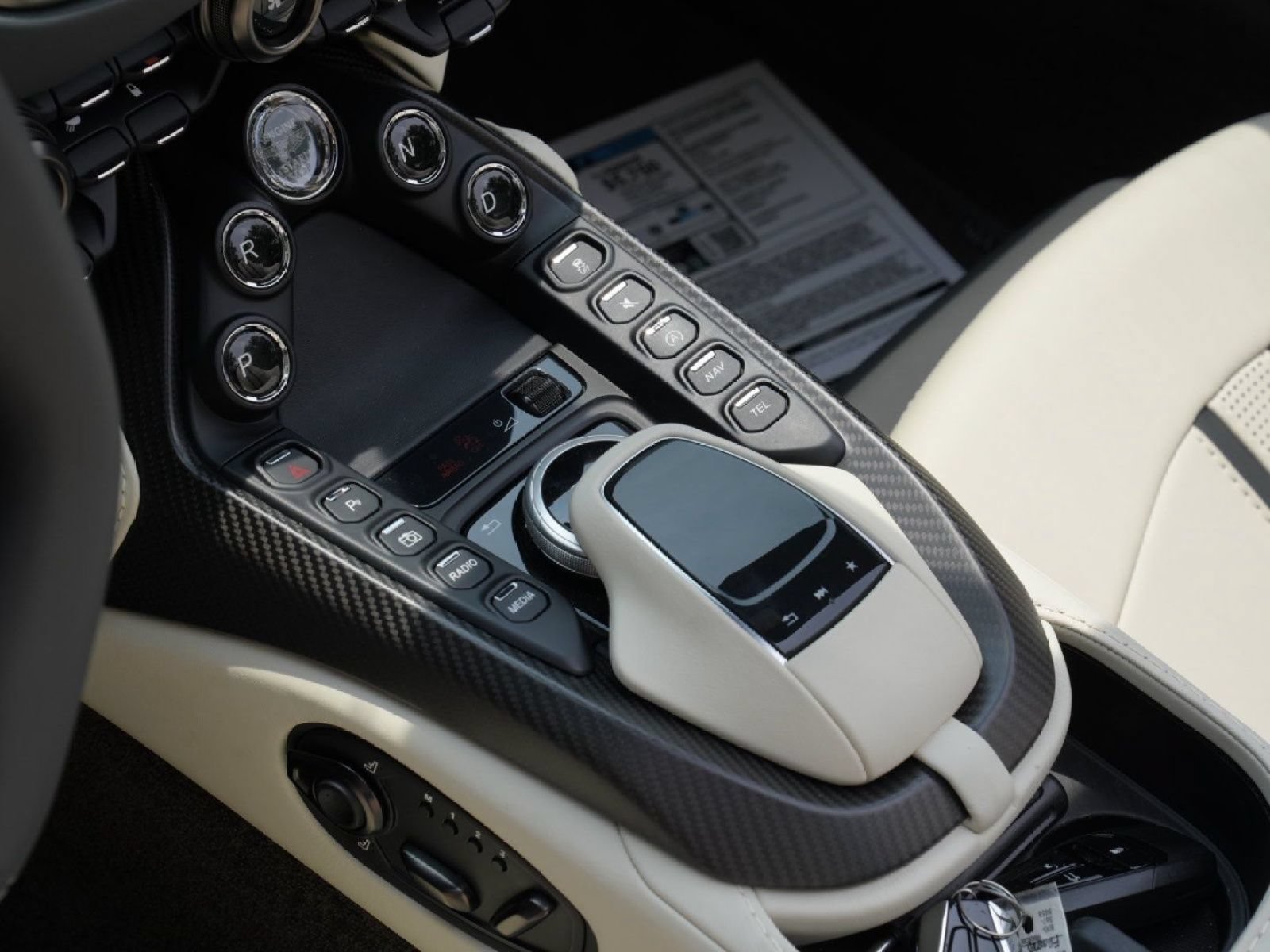 Used 2023 Aston Martin V8 Vantage Roadster RWD image 15