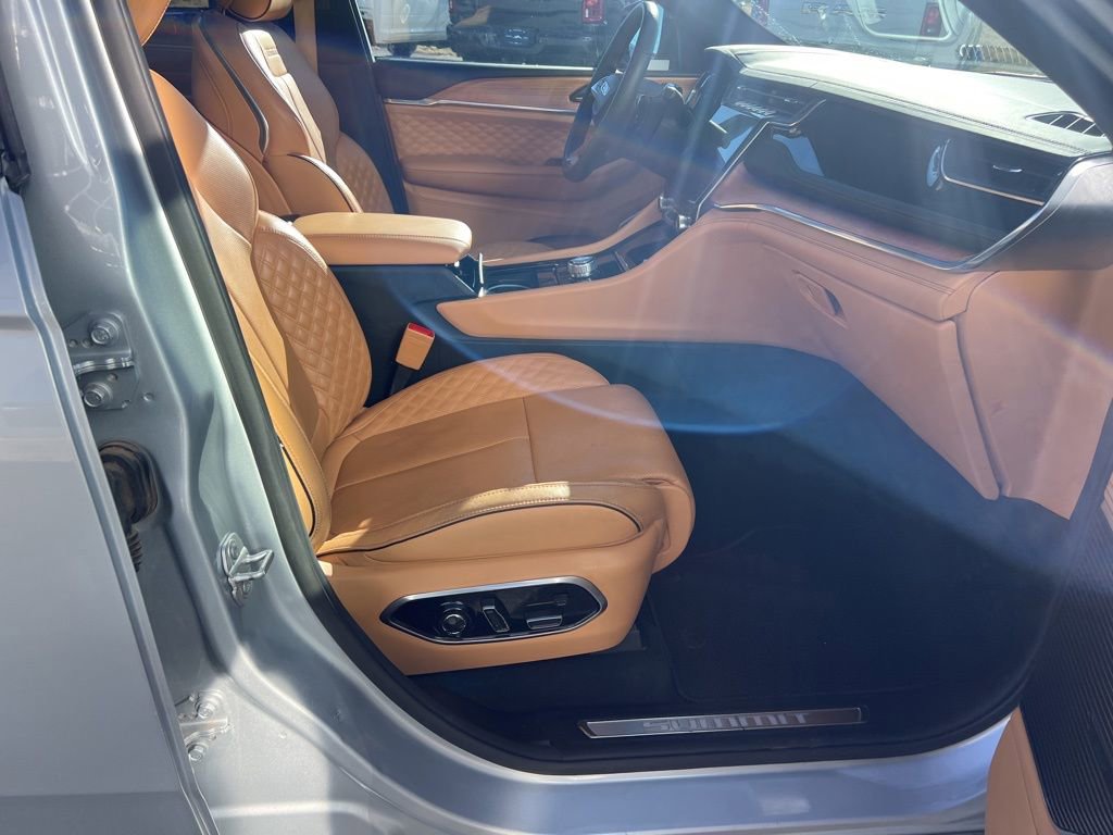 Used 2024 Jeep Grand Cherokee L Summit AWD/4WD image 32