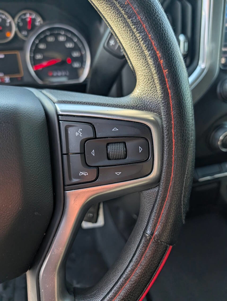 Used 2020 Chevrolet Silverado 1500 LT AWD/4WD image 17