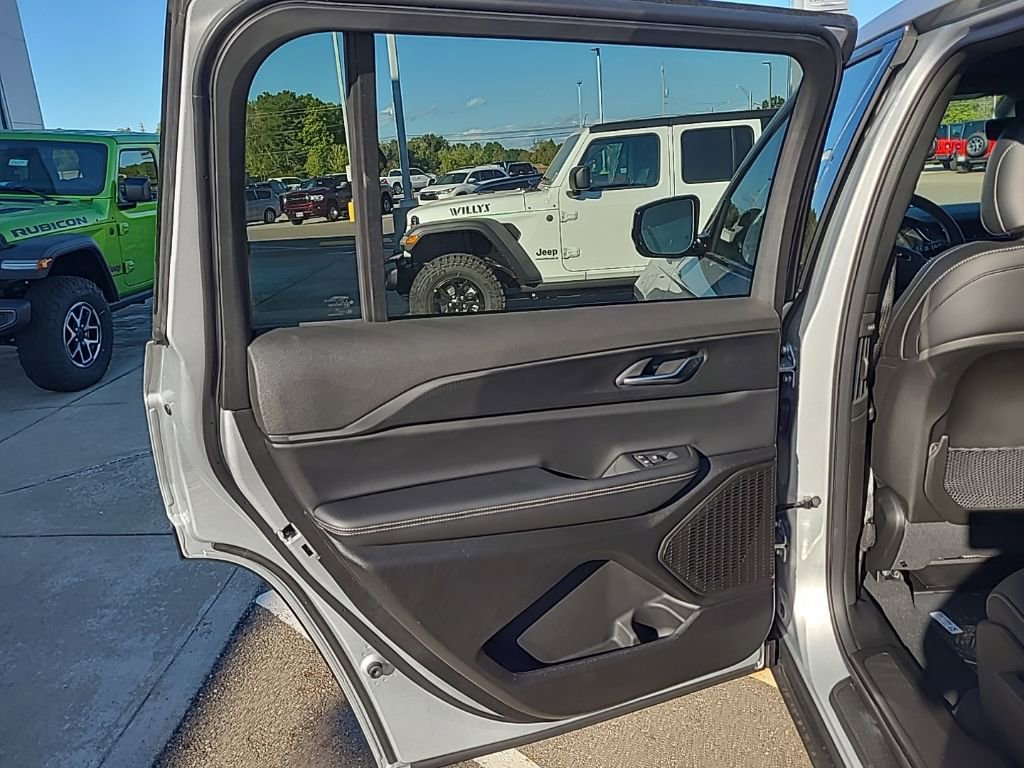 New 2025 Jeep Grand Cherokee L Altitude image 13