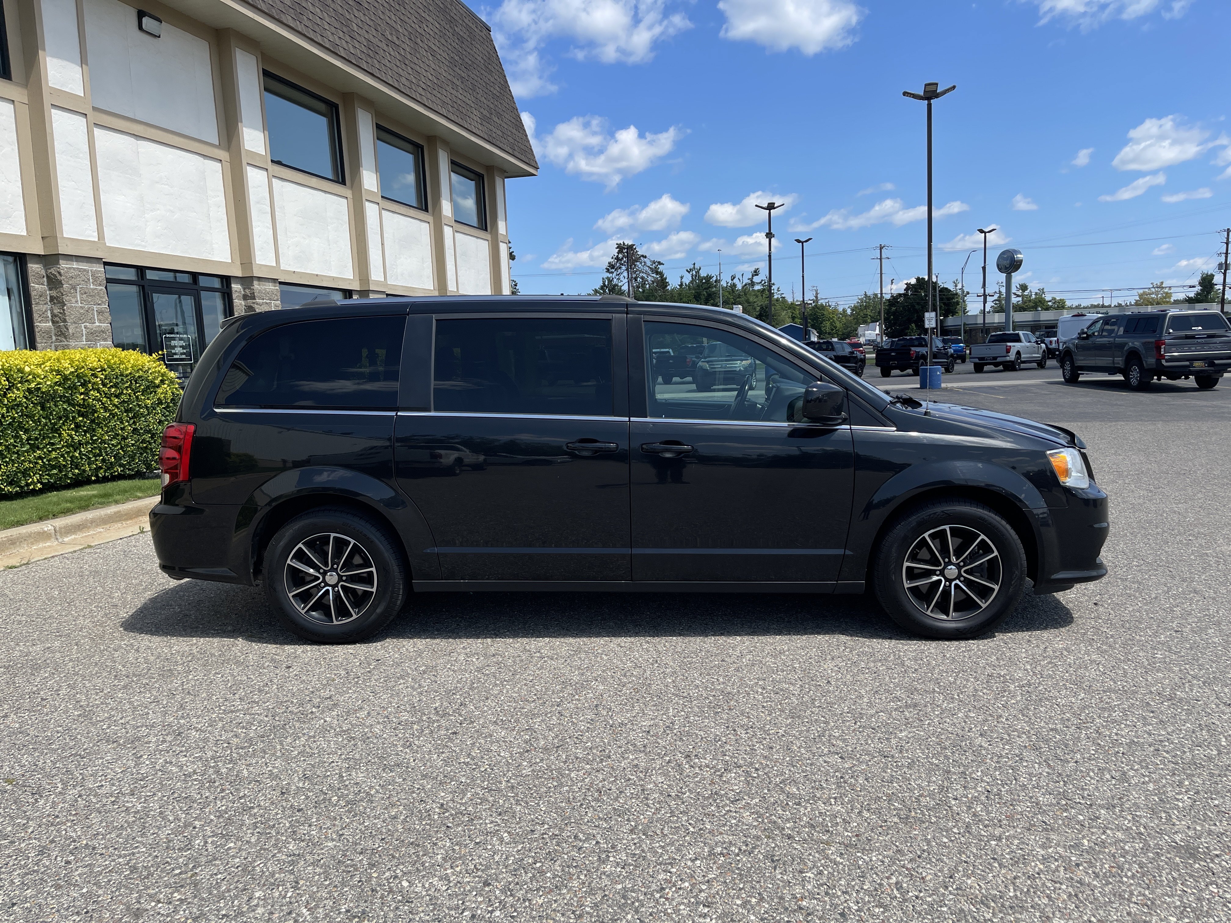 Used 2019 Dodge Grand Caravan SXT FWD image 3