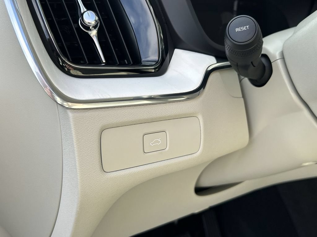 New 2026 Volvo XC60 B5 Ultra w/ Climate Package AWD/4WD image 17