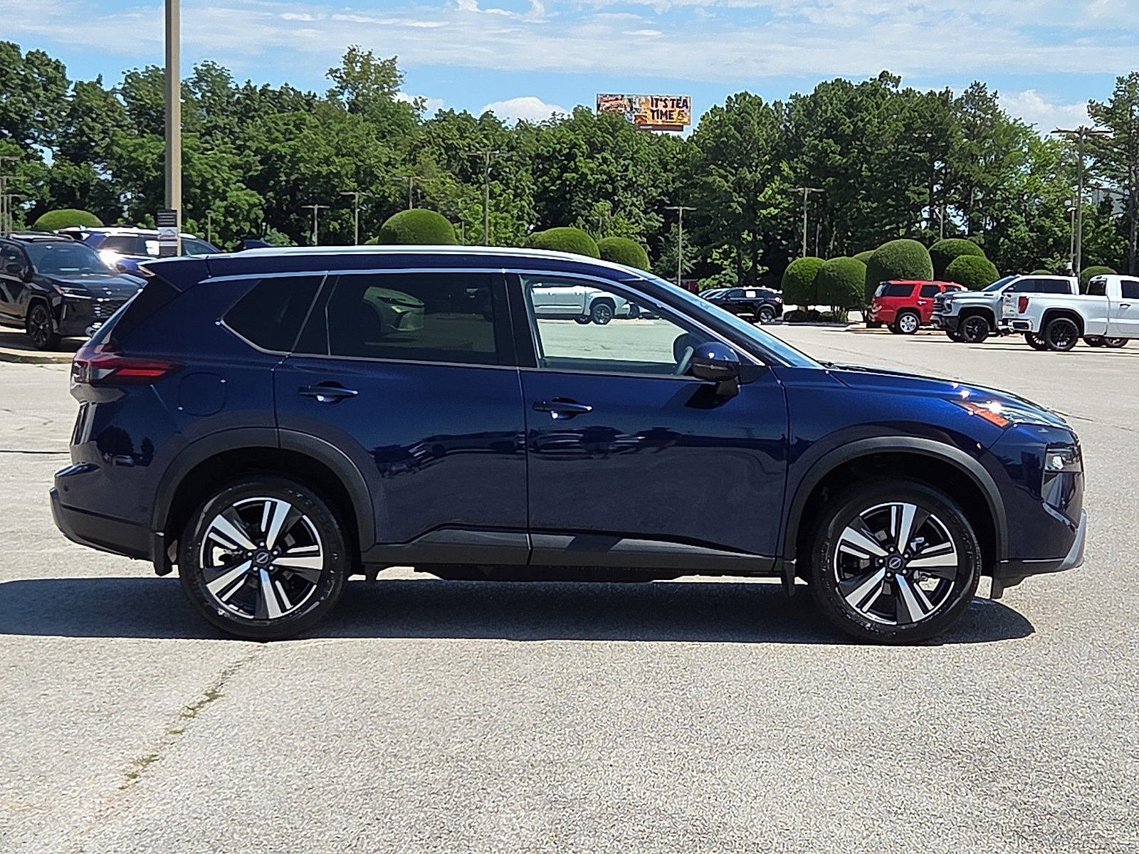 Used 2025 Nissan Rogue SL AWD/4WD image 6