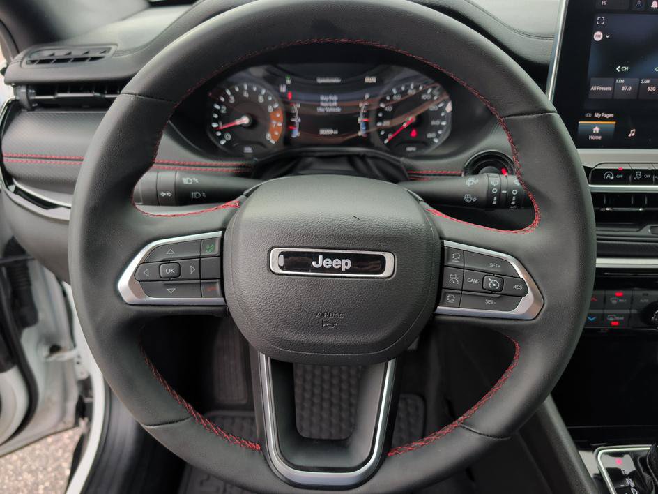 Used 2025 Jeep Compass Trailhawk AWD/4WD image 18