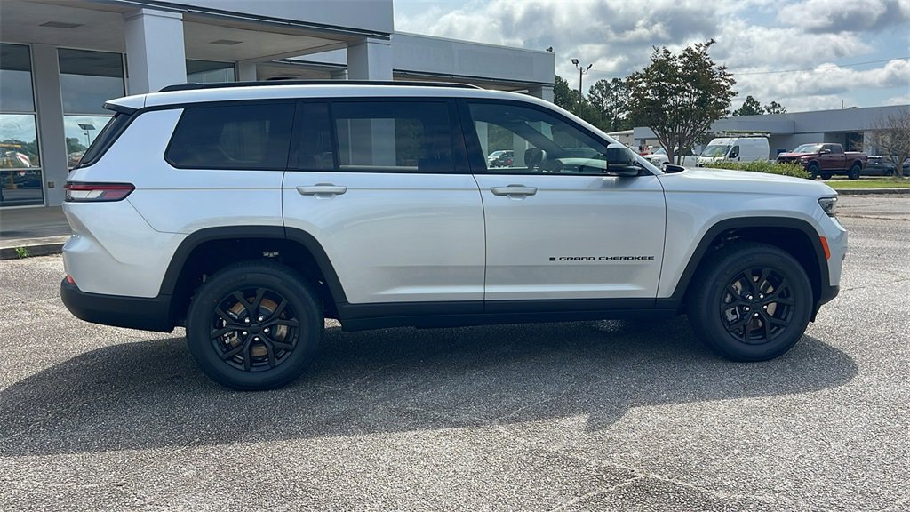 New 2025 Jeep Grand Cherokee L Laredo image 9