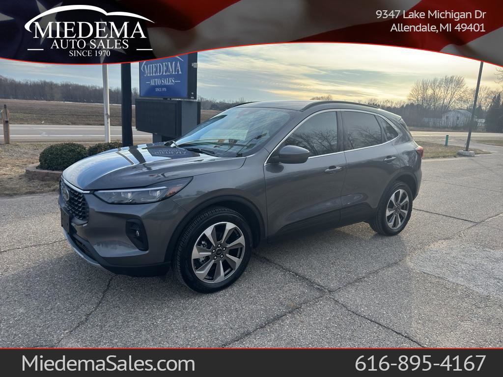 Used 2025 Ford Escape Platinum image 1