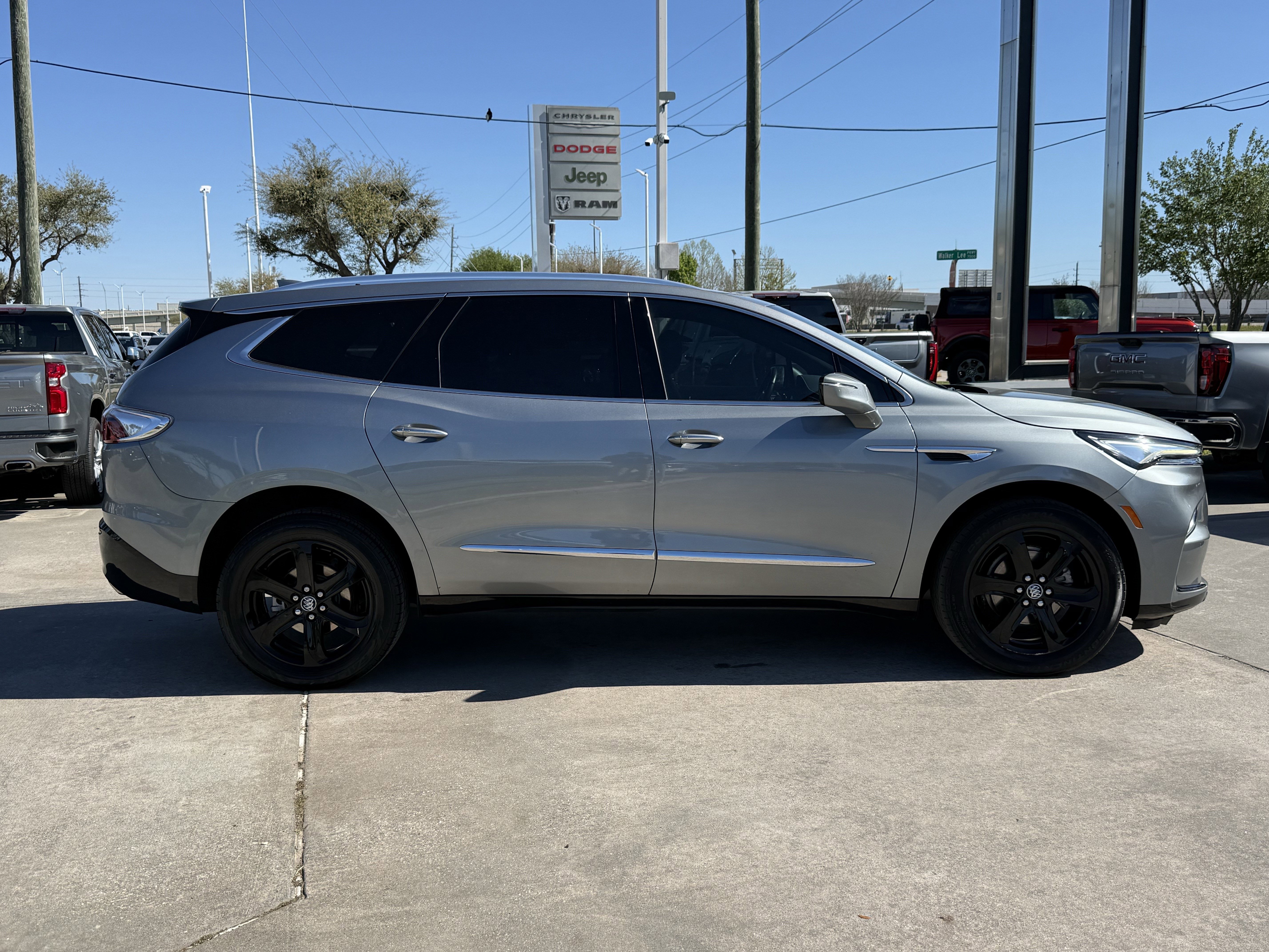 Used 2023 Buick Enclave Essence w/ Sport Touring Edition image 3