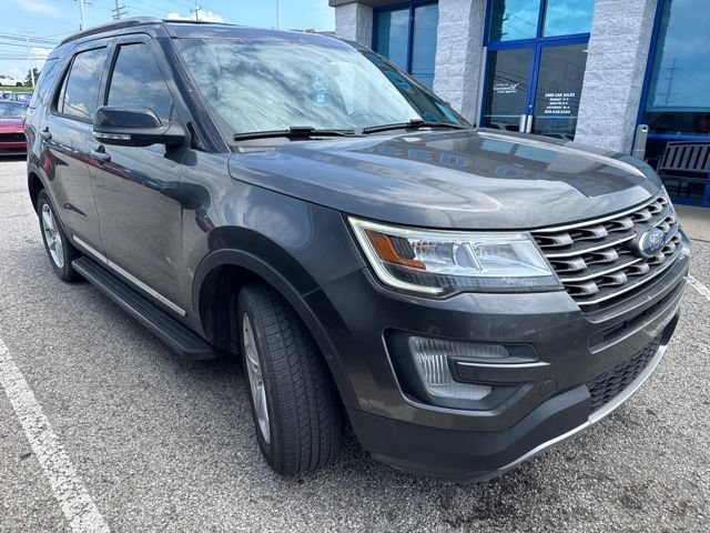 Used 2017 Ford Explorer XLT AWD/4WD image 3