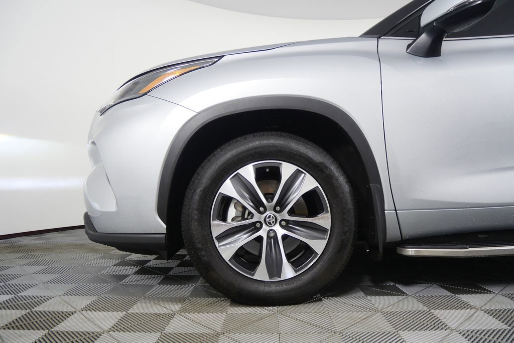 Used 2022 Toyota Highlander XLE image 7