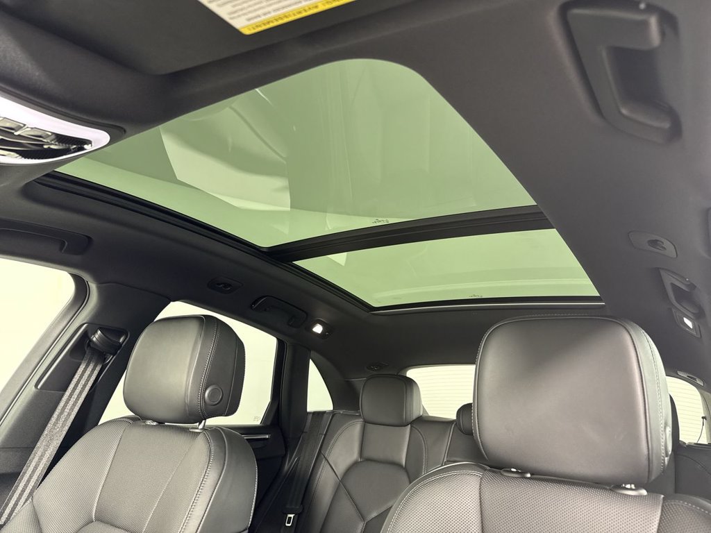 Certified 2025 Porsche Macan AWD/4WD image 42