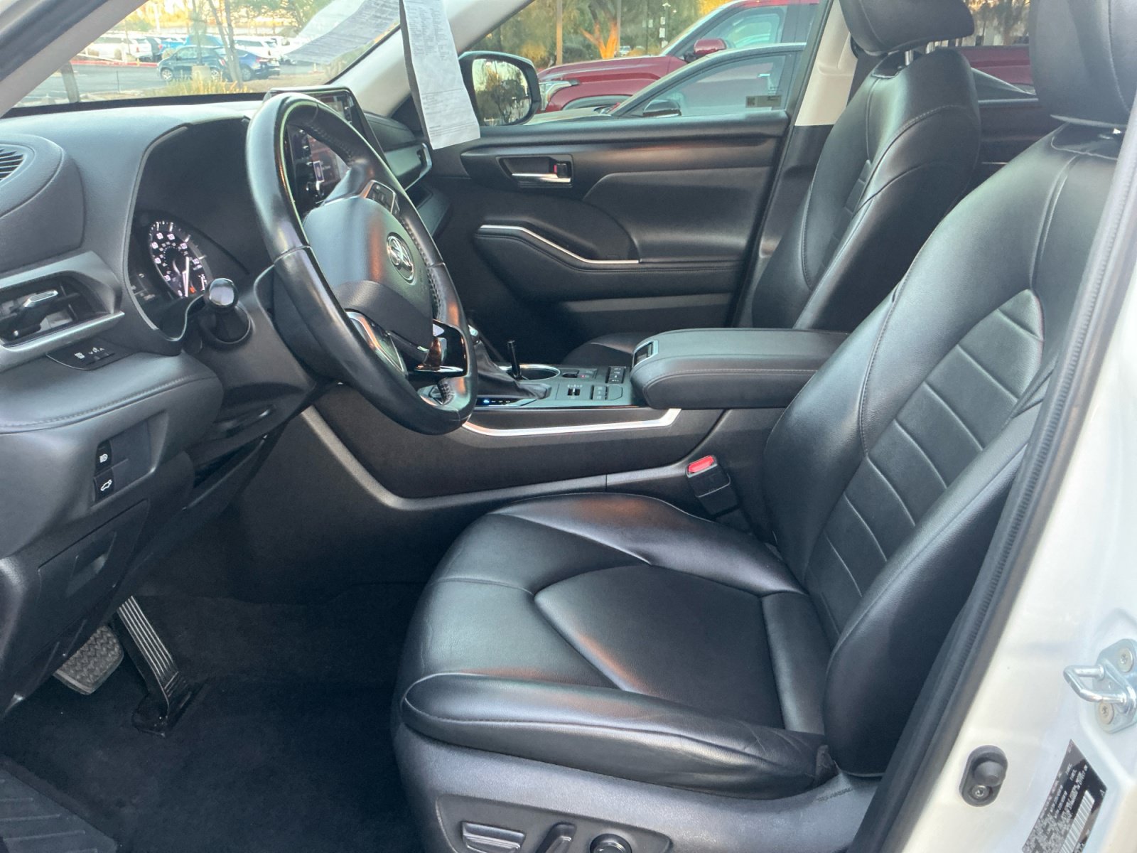 Used 2021 Toyota Highlander XLE AWD/4WD image 14