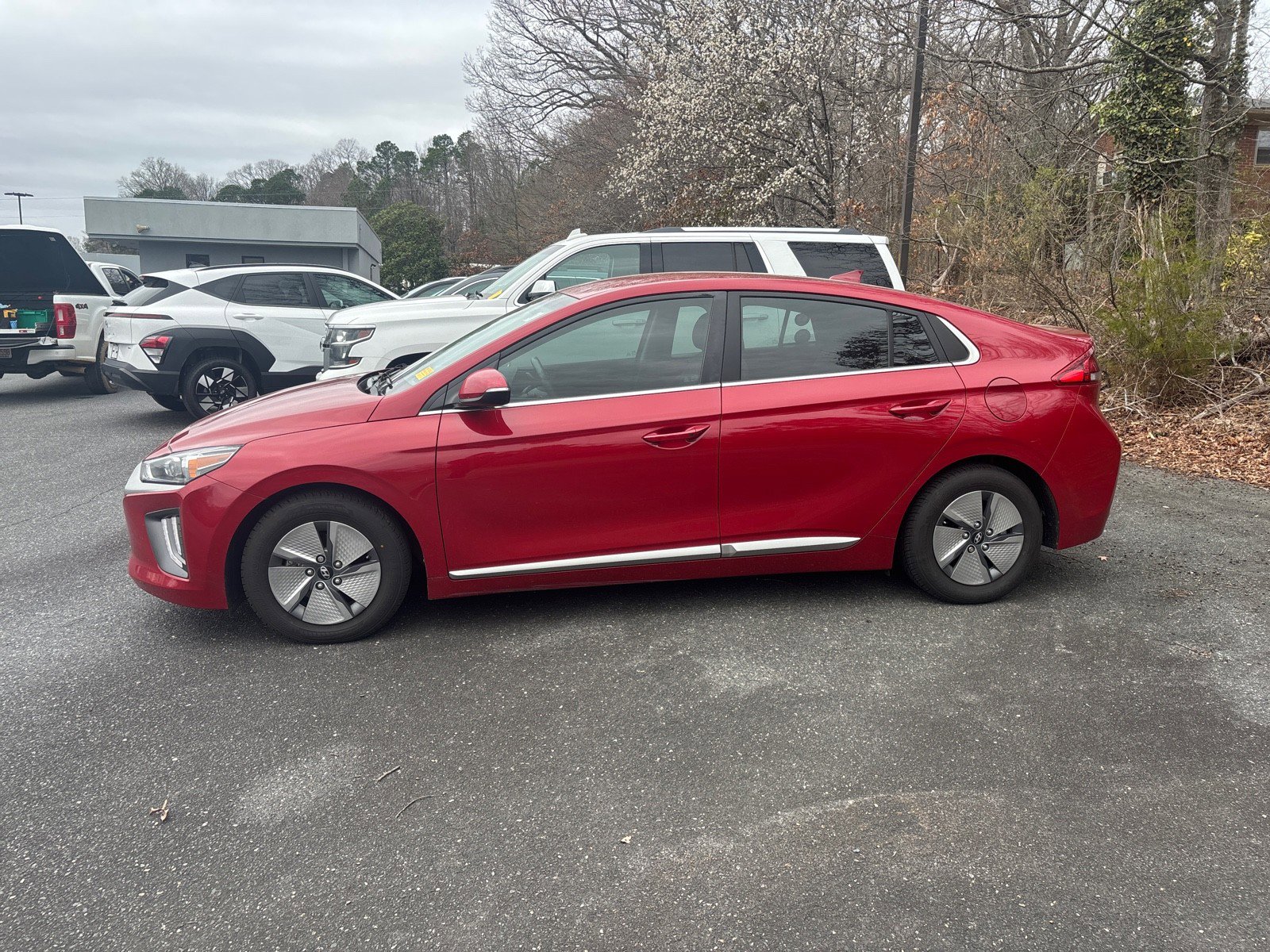 Used 2022 Hyundai Ioniq SE image 3