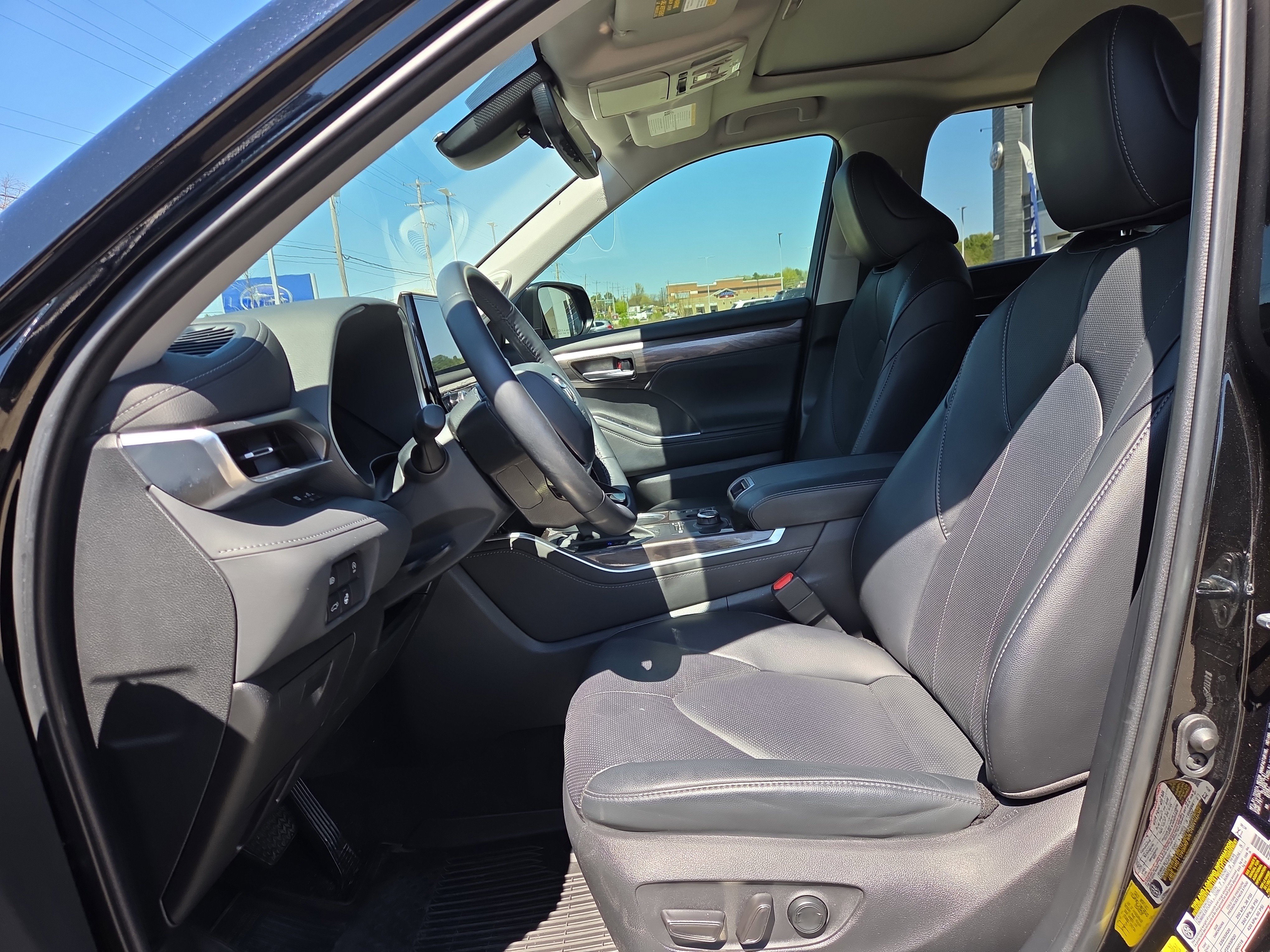 Used 2023 Toyota Highlander Limited image 10