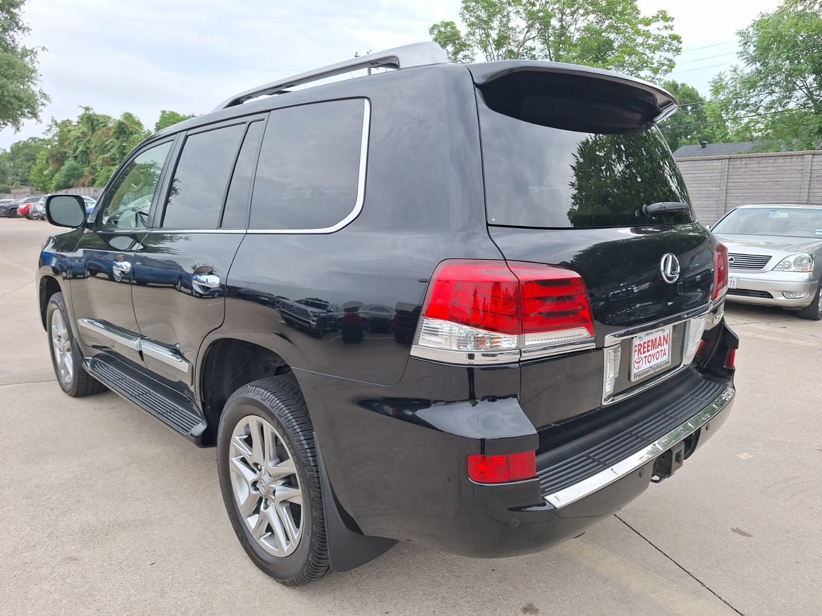 Used 2013 Lexus LX 570 4WD w/ Luxury Pkg image 4