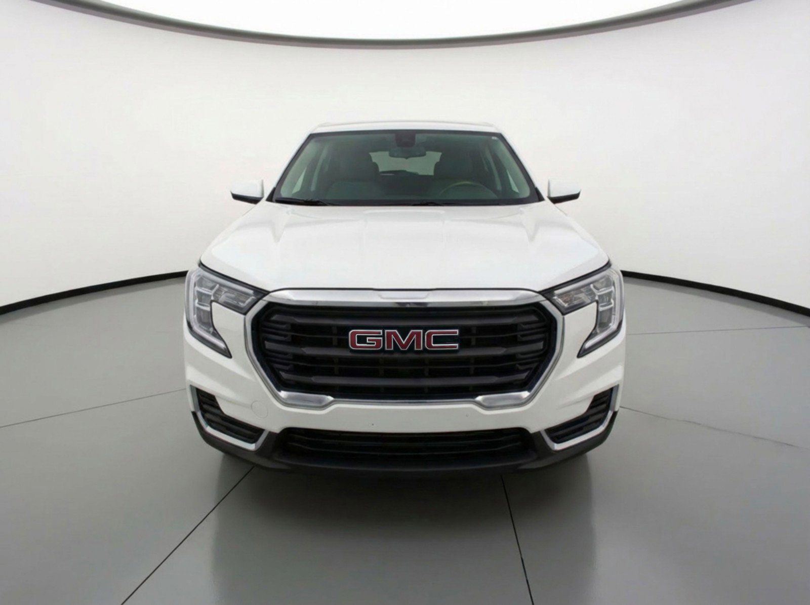Used 2024 GMC Terrain SLE image 2