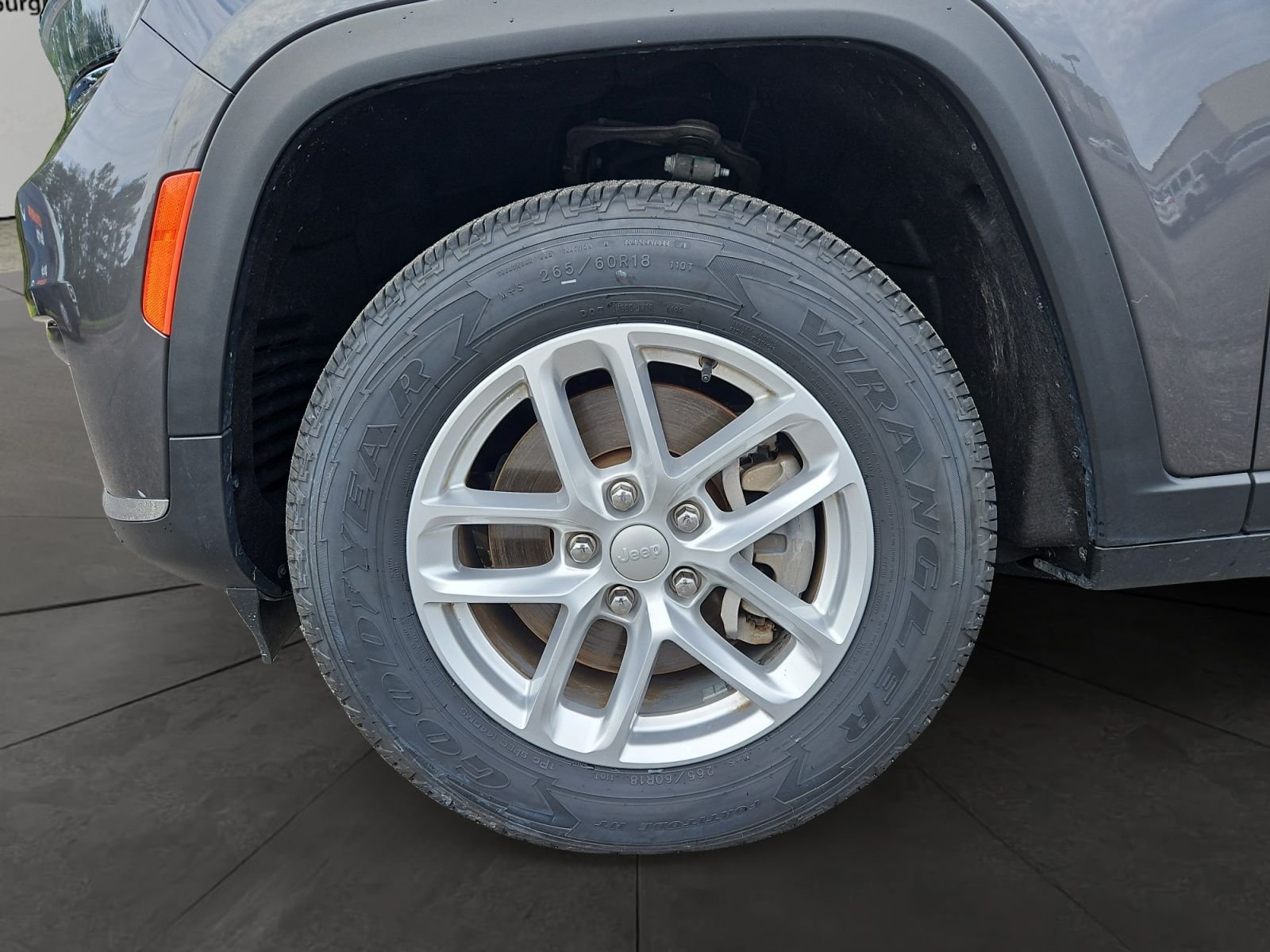 Used 2023 Jeep Grand Cherokee L Laredo RWD image 14
