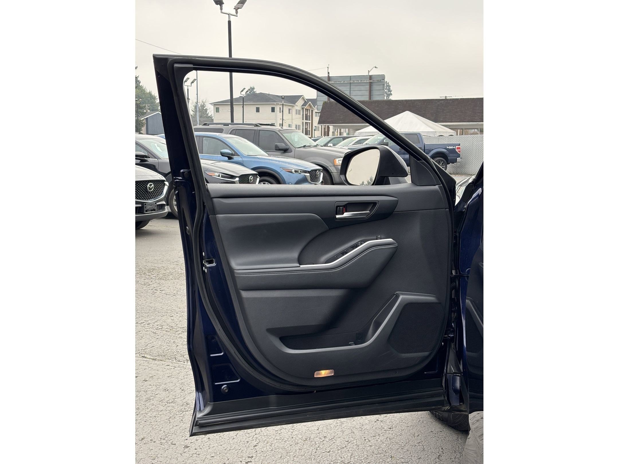 Used 2022 Toyota Highlander XLE image 30