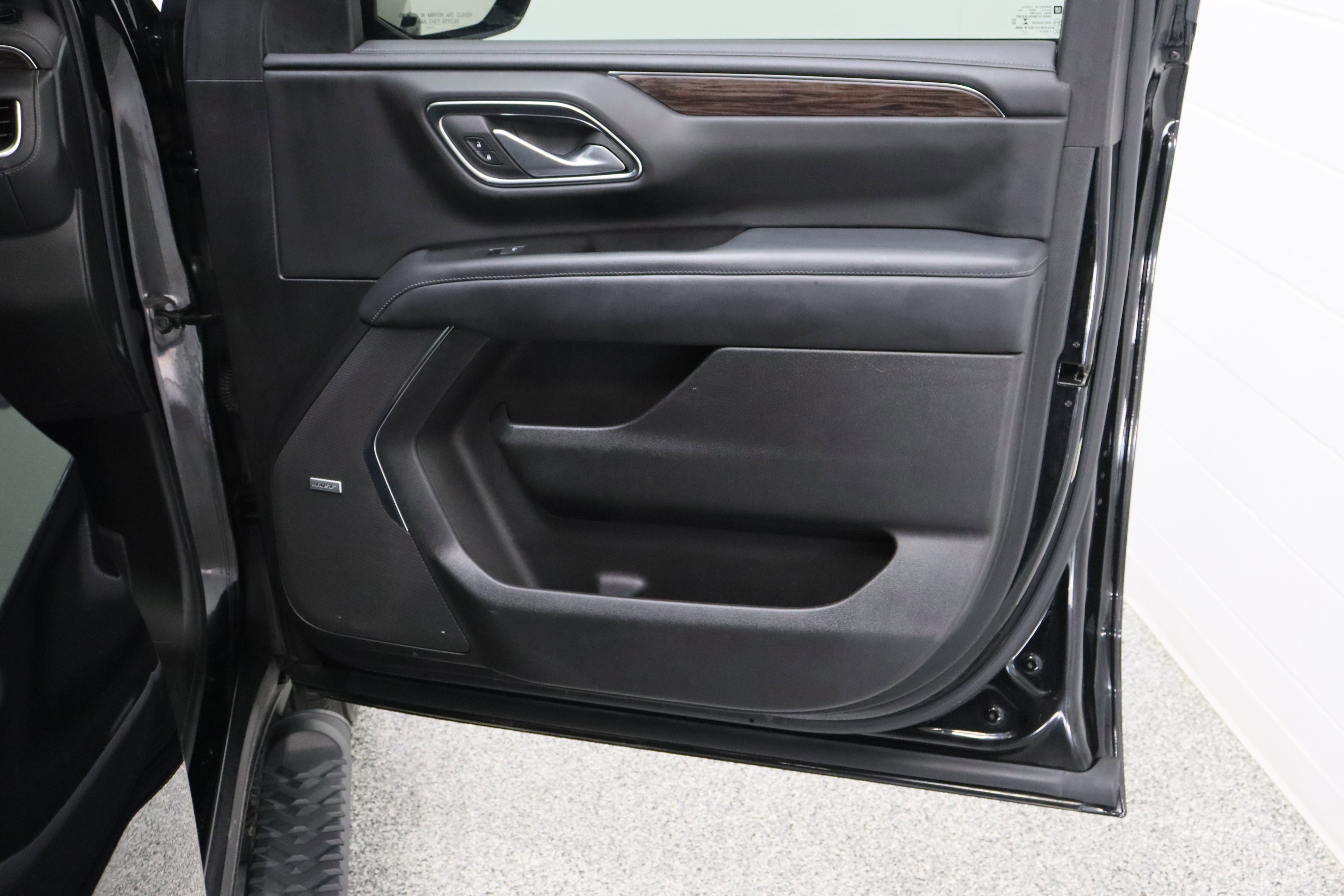 Used 2022 Chevrolet Tahoe Z71 w/ Luxury Package AWD/4WD image 41