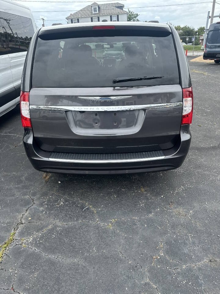 Used 2016 Chrysler Town & Country Touring-L w/ Driver Convenience Group FWD image 3