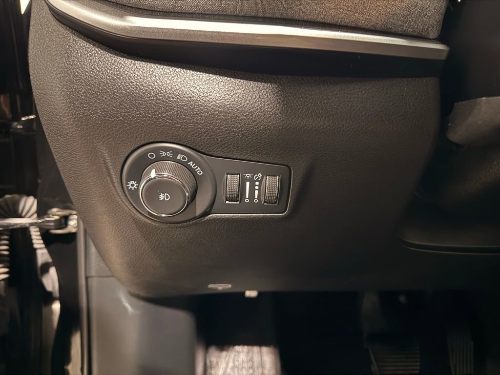 Used 2024 Jeep Compass Latitude image 15