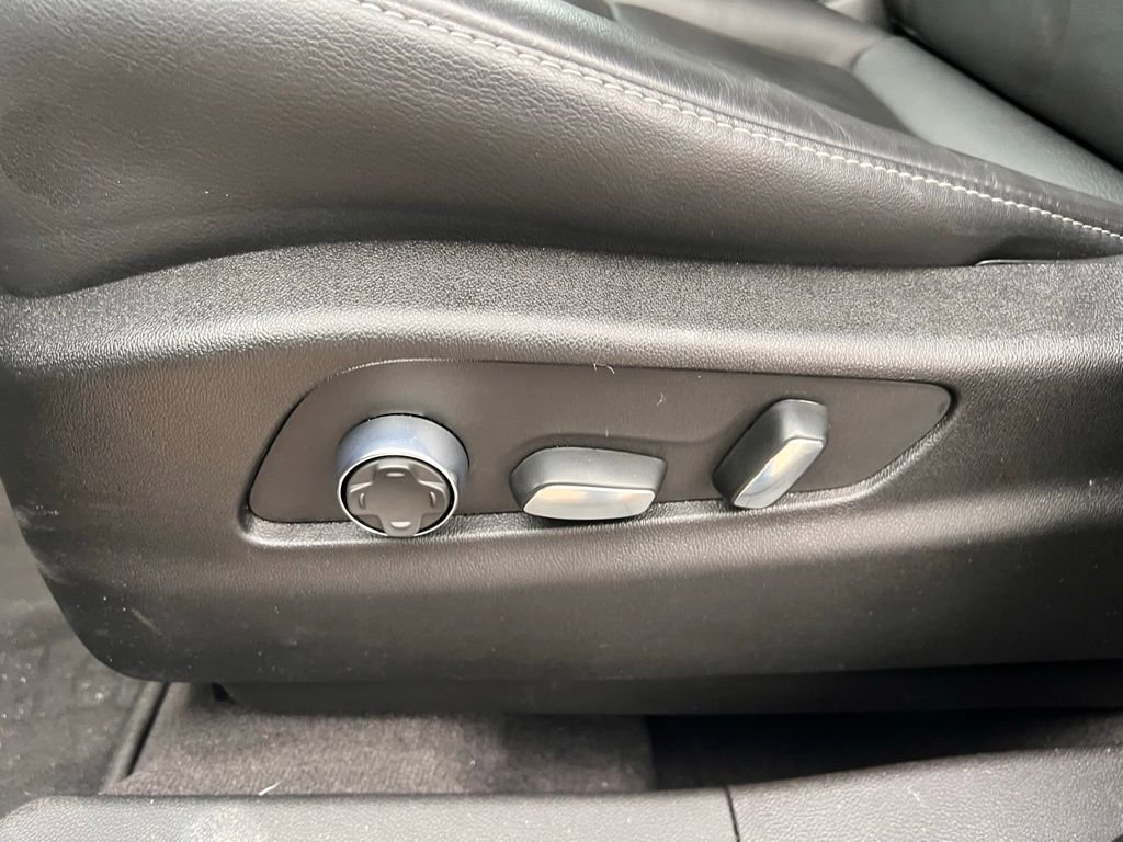 Used 2025 Cadillac XT4 Premium Luxury image 16