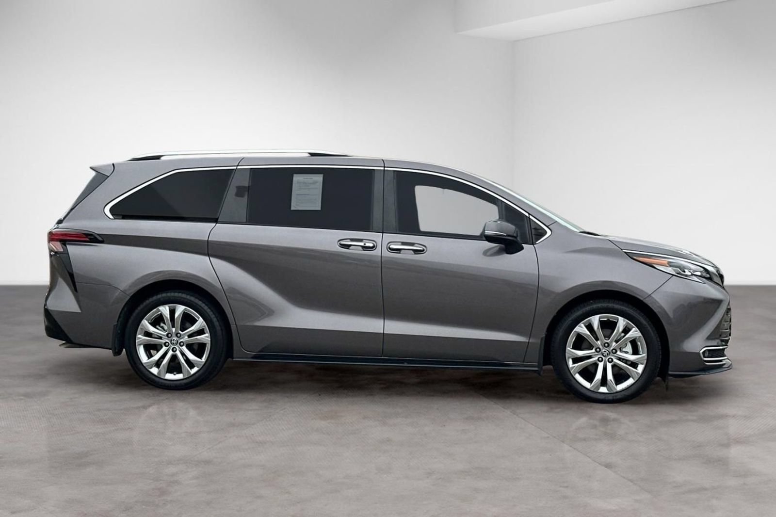 Used 2023 Toyota Sienna Platinum FWD image 7
