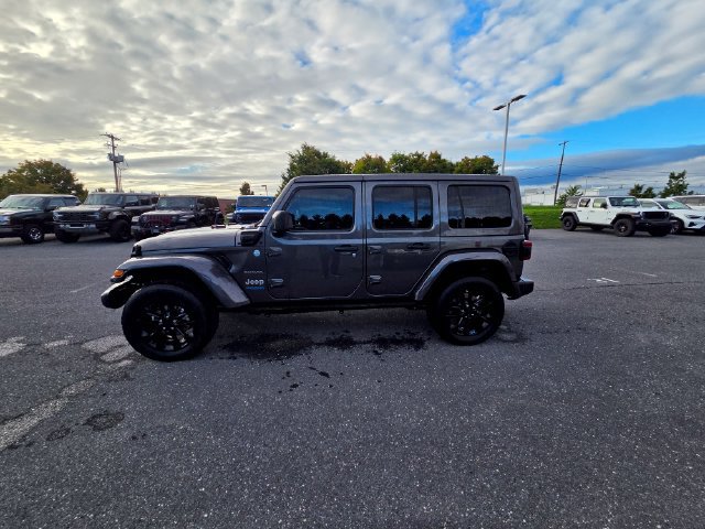 Used 2022 Jeep Wrangler Unlimited Sahara w/ Cold Weather Group AWD/4WD image 12