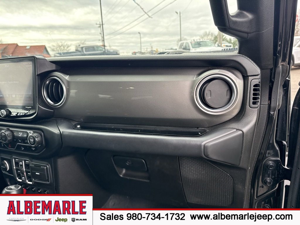 Used 2019 Jeep Wrangler Unlimited Sahara w/ Cold Weather Group image 30
