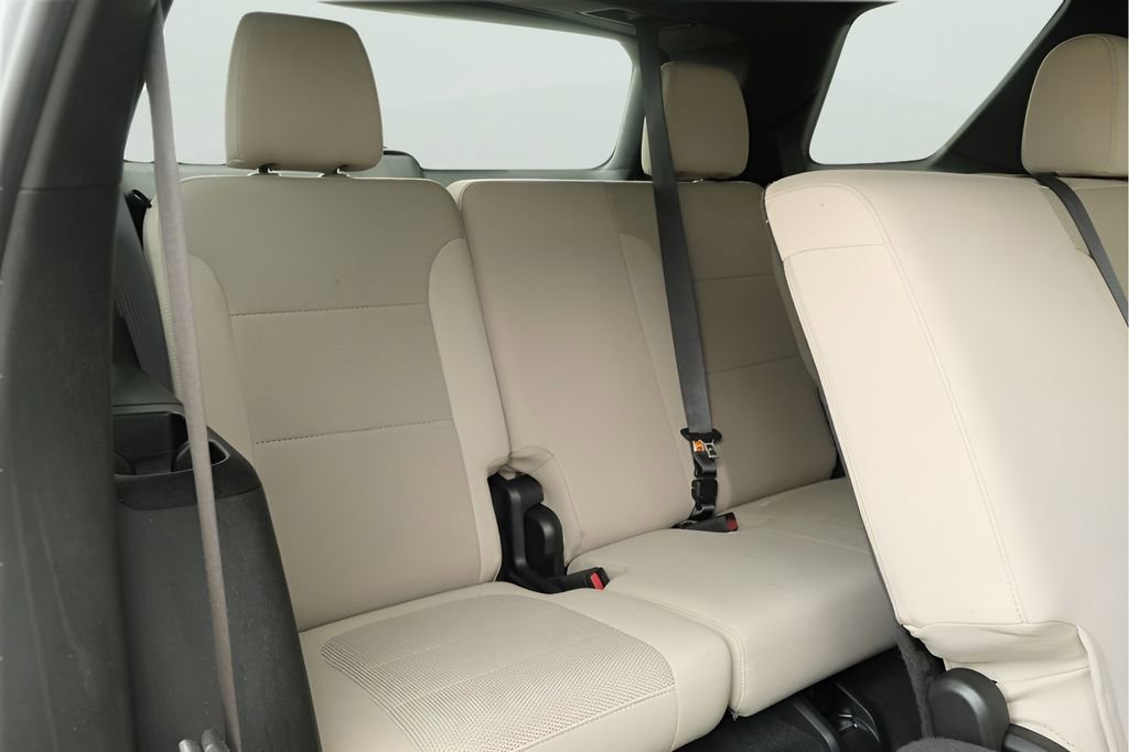 Used 2023 Chevrolet Traverse LS FWD image 31