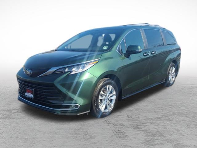 Used 2025 Toyota Sienna Limited image 35
