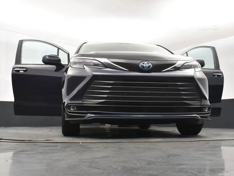 Used 2025 Toyota Sienna XLE image 11