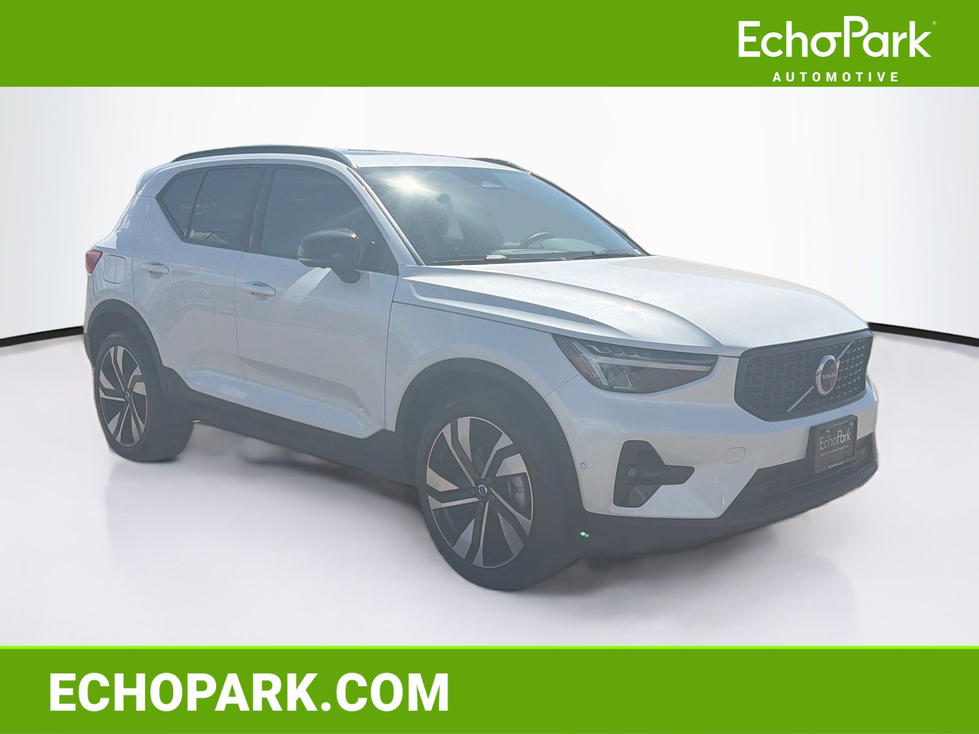 Used 2025 Volvo XC40 B5 Plus AWD/4WD image 1