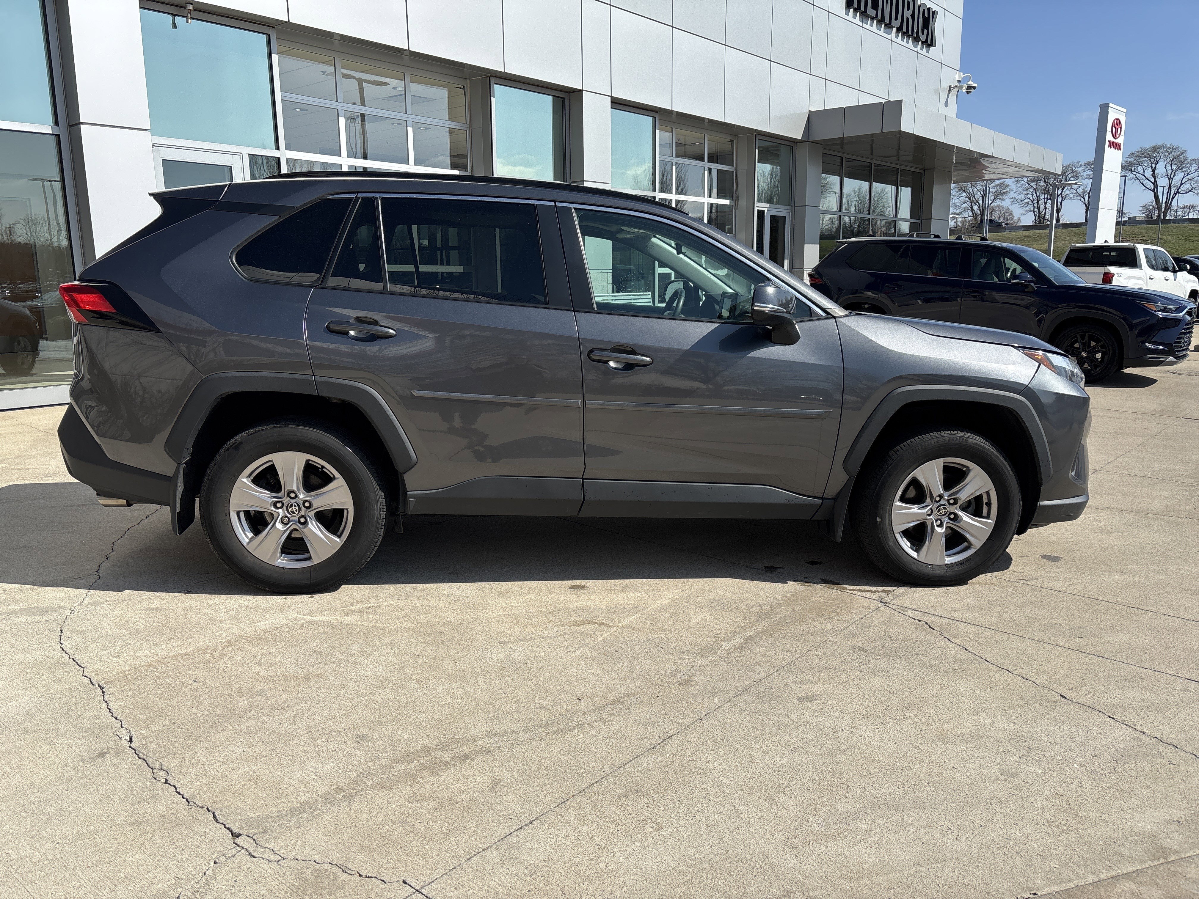 Used 2022 Toyota RAV4 XLE w/ Convenience Package AWD/4WD image 10